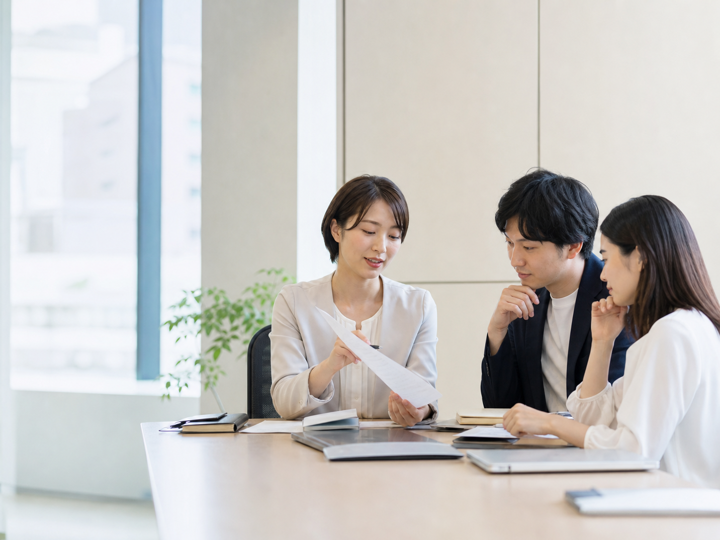 資料を囲んで話し合うスタッフ